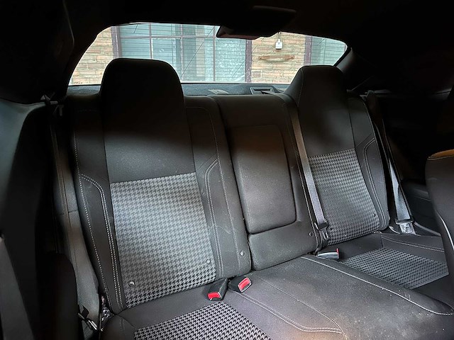 Dodge challenger sxt 3.6 v6 305pk 2018 - afbeelding 34 van  39