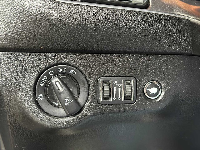 Dodge challenger sxt 3.6 v6 305pk 2019 - afbeelding 28 van  46