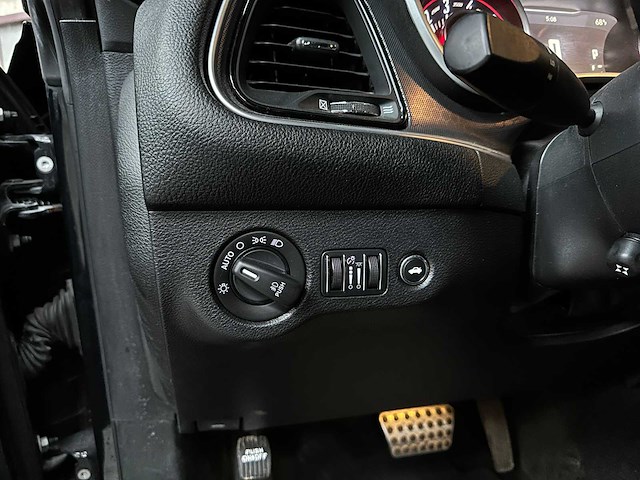 Dodge challenger sxt plus 3.6 v6 305pk 2015 - afbeelding 5 van  13