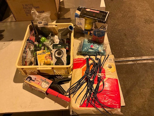 Doe-het-zelf artikelen in plastic krat - afbeelding 1 van  6