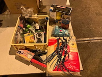 Doe-het-zelf artikelen in plastic krat - afbeelding 1 van  6