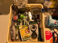 Doe-het-zelf artikelen in plastic krat - afbeelding 2 van  6