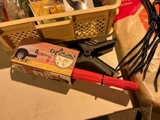 Doe-het-zelf artikelen in plastic krat - afbeelding 3 van  6