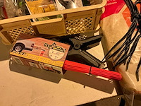 Doe-het-zelf artikelen in plastic krat - afbeelding 3 van  6