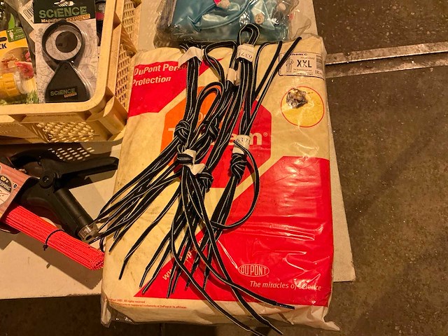 Doe-het-zelf artikelen in plastic krat - afbeelding 4 van  6