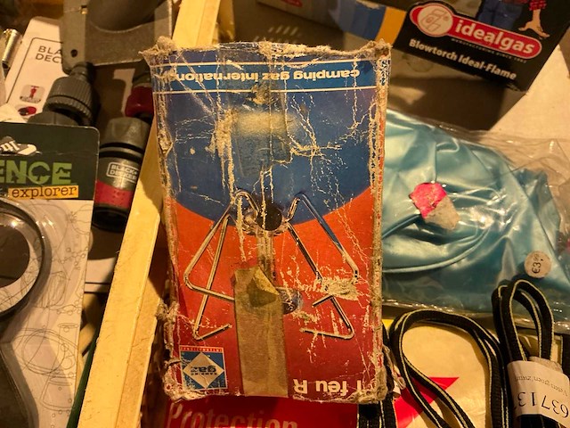 Doe-het-zelf artikelen in plastic krat - afbeelding 5 van  6