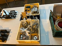 Doe-het-zelf & verbouwartikelen in plastic krat (2x) - afbeelding 1 van  5