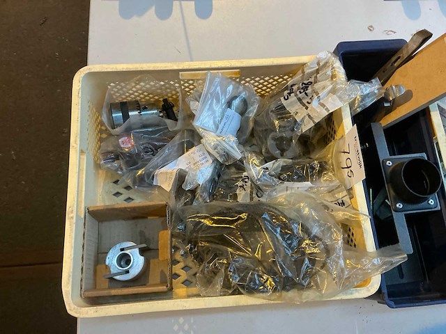 Doe-het-zelf & verbouwartikelen in plastic krat (2x) - afbeelding 2 van  5