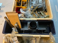 Doe-het-zelf & verbouwartikelen in plastic krat (2x) - afbeelding 3 van  5