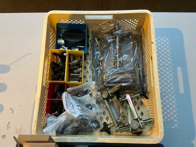 Doe-het-zelf & verbouwartikelen in plastic krat (2x) - afbeelding 4 van  5