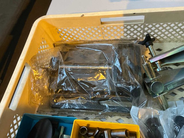 Doe-het-zelf & verbouwartikelen in plastic krat (2x) - afbeelding 5 van  5