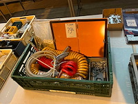 Doe-het-zelf & verbouwartikelen in plastic krat - afbeelding 1 van  5