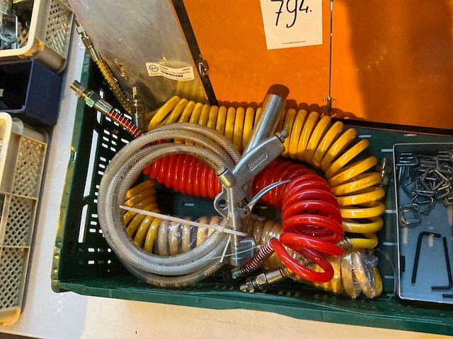 Doe-het-zelf & verbouwartikelen in plastic krat - afbeelding 2 van  5