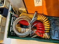 Doe-het-zelf & verbouwartikelen in plastic krat - afbeelding 2 van  5