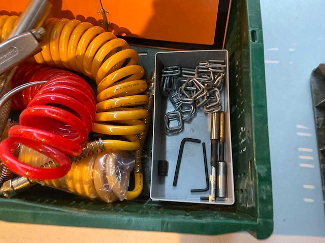 Doe-het-zelf & verbouwartikelen in plastic krat - afbeelding 4 van  5