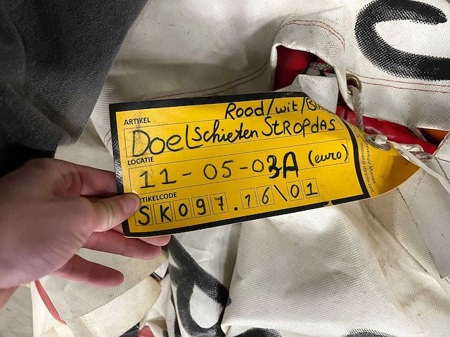 Doelschieten op de stropdas (rood/wit/blauw) - afbeelding 1 van  4