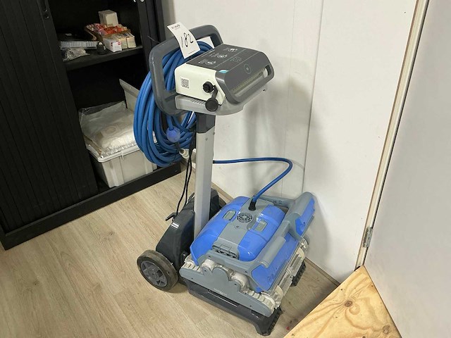 Dolphin m400 zwembadrobot - afbeelding 1 van  5