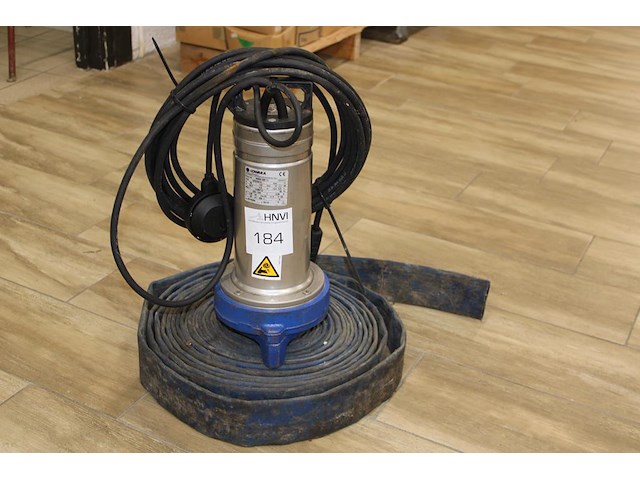 Dompelpomp lowara domogril met slang. opvoerhoogte max 9,05 meter. - afbeelding 1 van  2