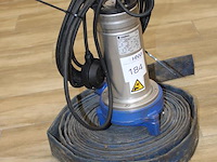 Dompelpomp lowara domogril met slang. opvoerhoogte max 9,05 meter. - afbeelding 2 van  2