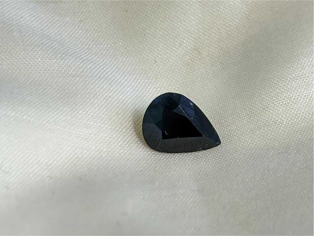 Donkere peer vorm saffier 5.52 carat natuurlijke saffier - afbeelding 1 van  3