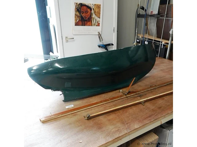 Donkergroene romp van een modelzeilboot - afbeelding 1 van  5