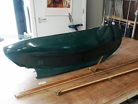 Donkergroene romp van een modelzeilboot
