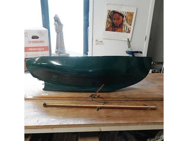 Donkergroene romp van een modelzeilboot - afbeelding 2 van  5