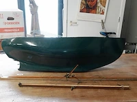 Donkergroene romp van een modelzeilboot - afbeelding 2 van  5