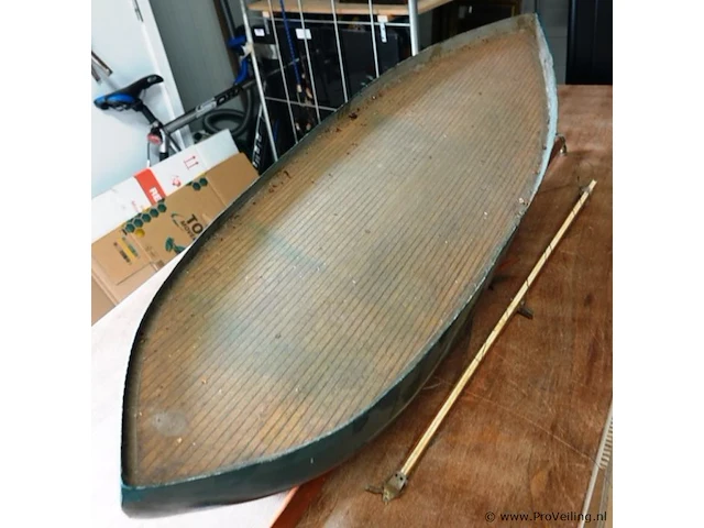 Donkergroene romp van een modelzeilboot - afbeelding 3 van  5