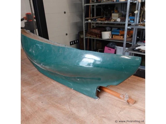 Donkergroene romp van een modelzeilboot - afbeelding 4 van  5