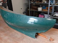 Donkergroene romp van een modelzeilboot - afbeelding 4 van  5