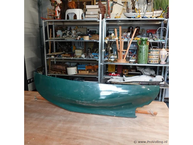 Donkergroene romp van een modelzeilboot - afbeelding 5 van  5