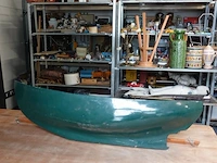 Donkergroene romp van een modelzeilboot - afbeelding 5 van  5