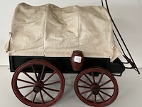 Donkerhouten western huifkar met rode wielen & accessoires - afbeelding 3 van  3