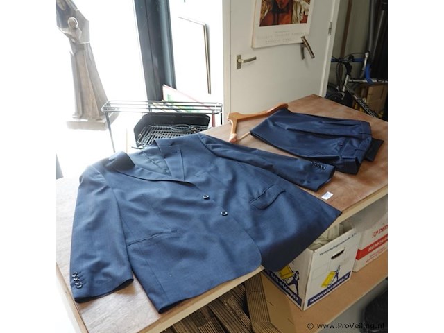 Door holland & sherry (een gerenommeerde savile row-kleermaker uit londen) met hoogwaardig vakmanschap en gebruik van zeer luxe stoffen gemaakt maatpak - afbeelding 1 van  6