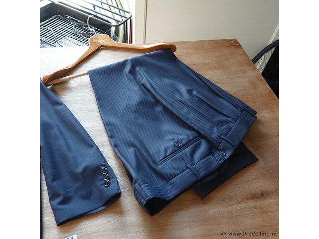 Door holland & sherry (een gerenommeerde savile row-kleermaker uit londen) met hoogwaardig vakmanschap en gebruik van zeer luxe stoffen gemaakt maatpak - afbeelding 3 van  6