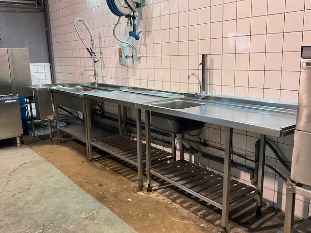 Doorschuif spoeltafel opstelling - afbeelding 1 van  7