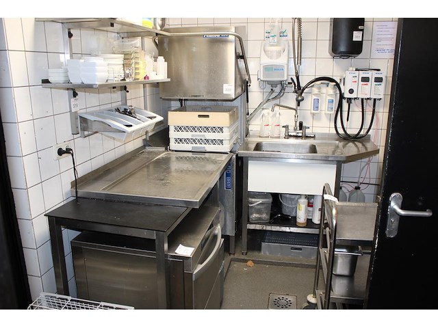 Doorschuifvaatwasser rima met aan- en afvoertafel. voorzien ecolab doseersysteem met diverse korven. afm. h... - afbeelding 1 van  4