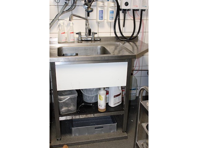 Doorschuifvaatwasser rima met aan- en afvoertafel. voorzien ecolab doseersysteem met diverse korven. afm. h... - afbeelding 4 van  4