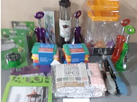 Doos div. o.a. messenslijpers, glazen etc. (d1051) - afbeelding 2 van  3