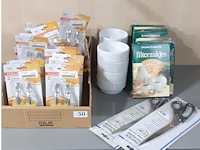 Doos div. o.a. wijnschenktuiten, schaaltjes etc. (d1050)