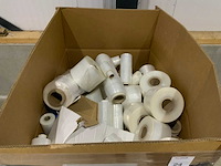 Doos gevuld met wikkelfolie - afbeelding 1 van  2