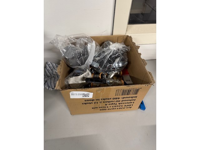 Doos installatiemateriaal, o.a: geberit - afbeelding 1 van  3