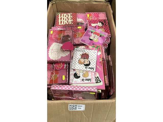 Doos love is… artikelen love is - afbeelding 1 van  5