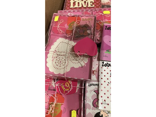 Doos love is… artikelen love is - afbeelding 3 van  5