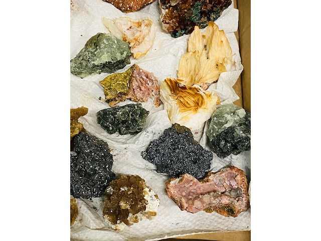 Doos met 35 stuks diverse mineralen - afbeelding 4 van  7