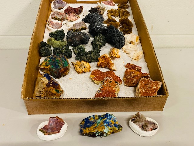 Doos met 43 stuks diverse mineralen - afbeelding 1 van  7