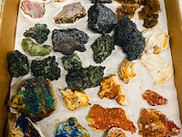 Doos met 43 stuks diverse mineralen - afbeelding 4 van  7