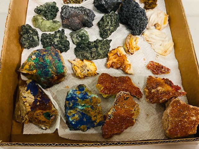 Doos met 43 stuks diverse mineralen - afbeelding 5 van  7