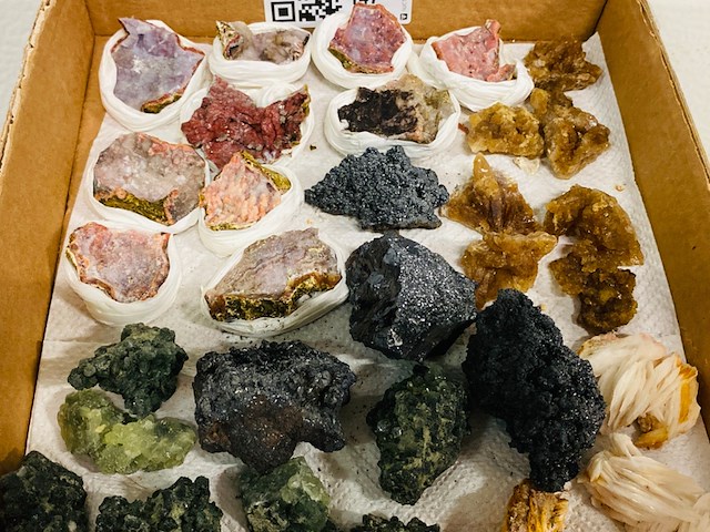 Doos met 43 stuks diverse mineralen - afbeelding 6 van  7
